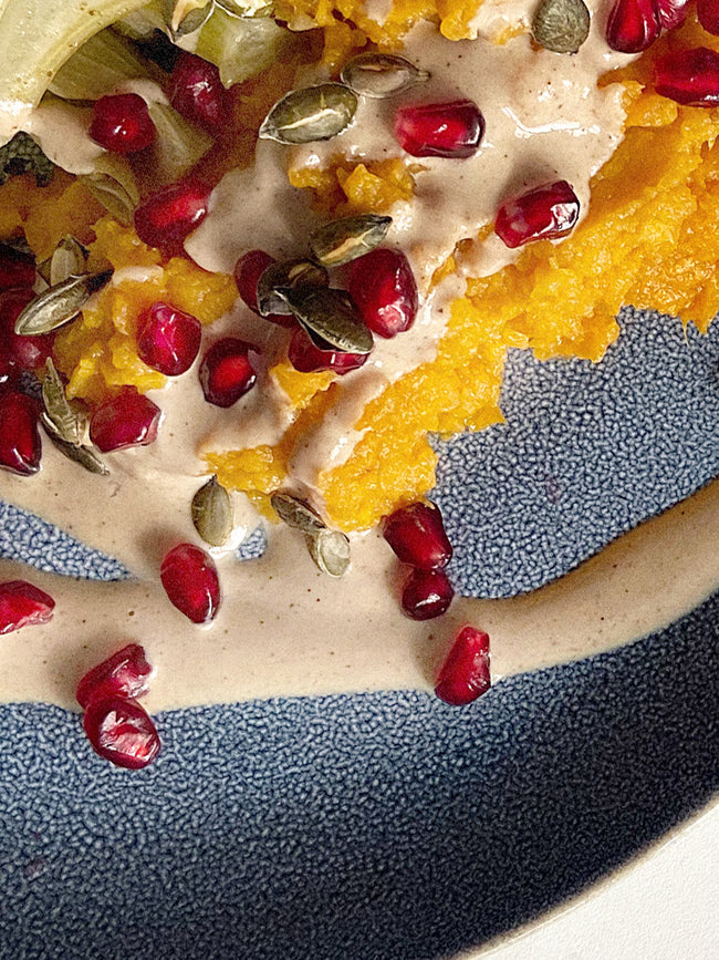 Ricetta d'autunno: finocchio al forno su purea di patate dolci con salsa di tahini, melograno e semi di zucca