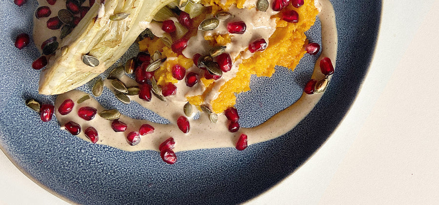 Herbstrezeptur: Gebackener Fenchel auf Süßkartoffelpüree mit Tahini-Sauce, Granatapfel und Kürbiskernen