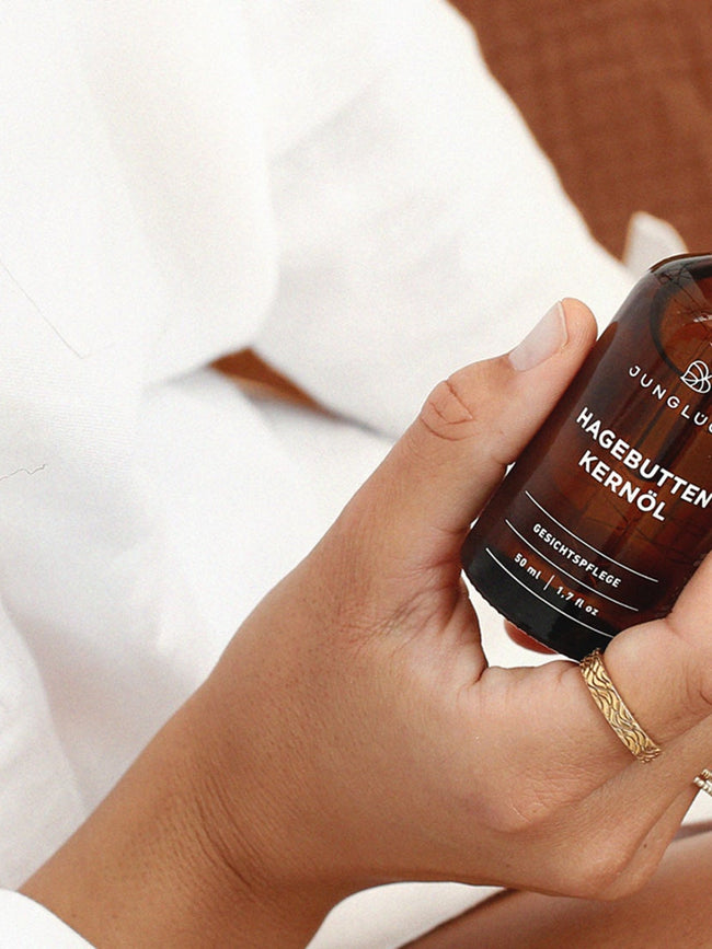 Our active ingredient bomb: rose hip seed oil