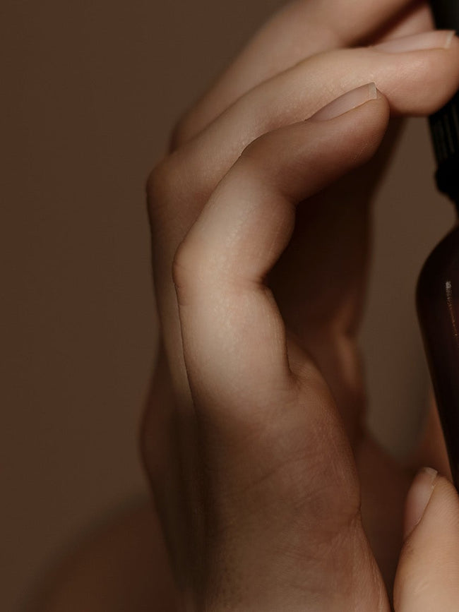 Woman holding Junglück Azelain serum in her hand