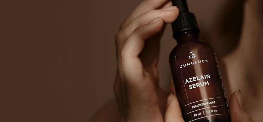 Woman holding Junglück Azelain serum in her hand