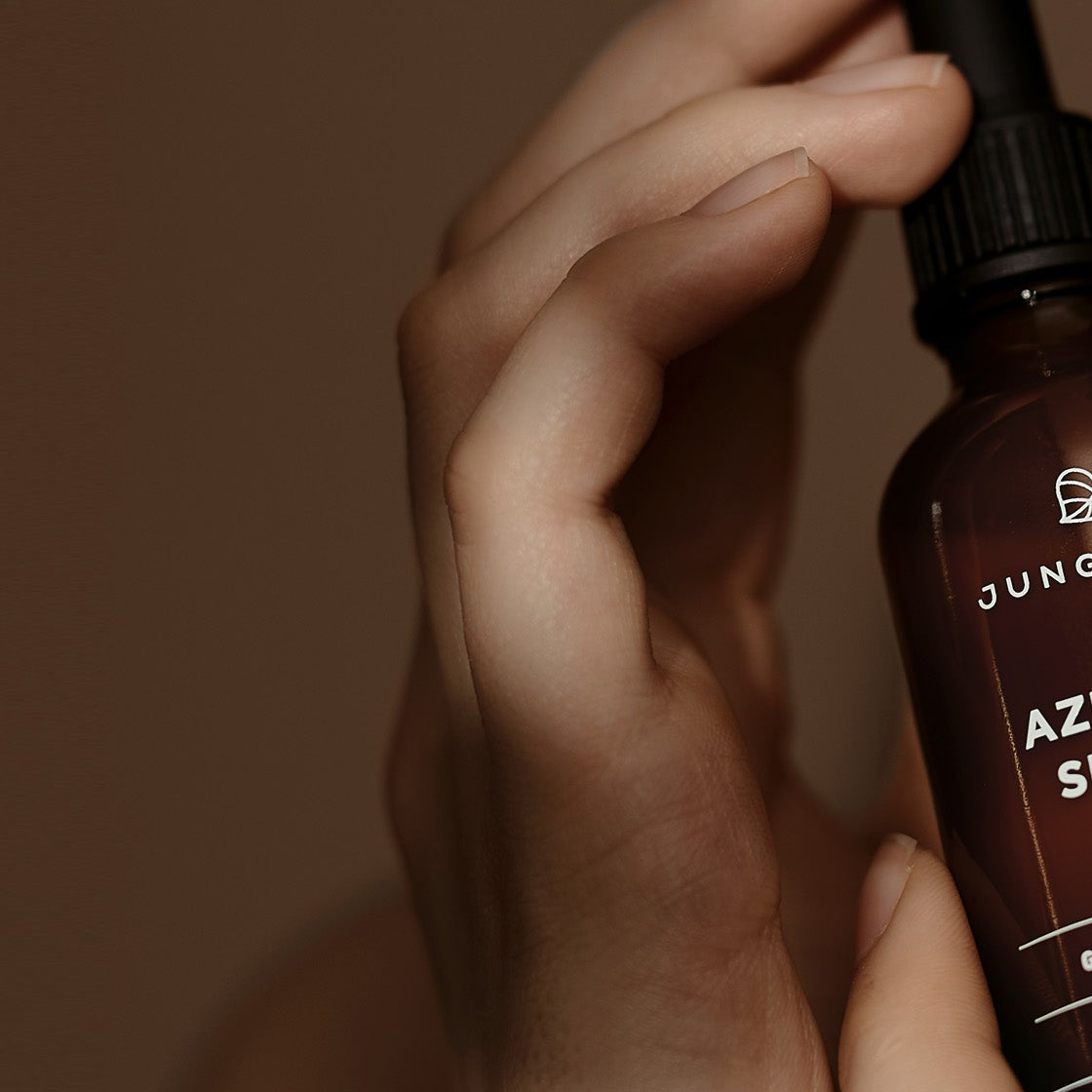Woman holding Junglück Azelain serum in her hand