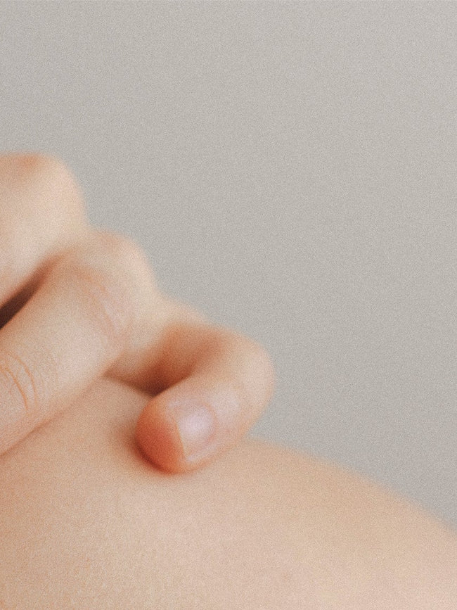 Gestresste Haut: 10 Tipps gegen Stresspunkte & juckende Haut