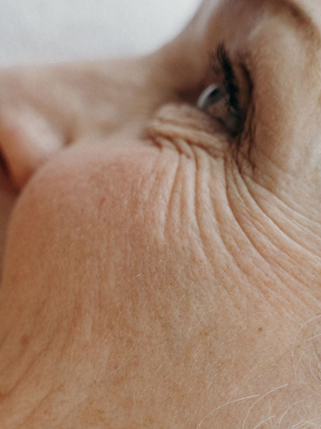 "Anti-Aging" – wie Cremes und Seren unsere Wahrnehmung verdunkeln